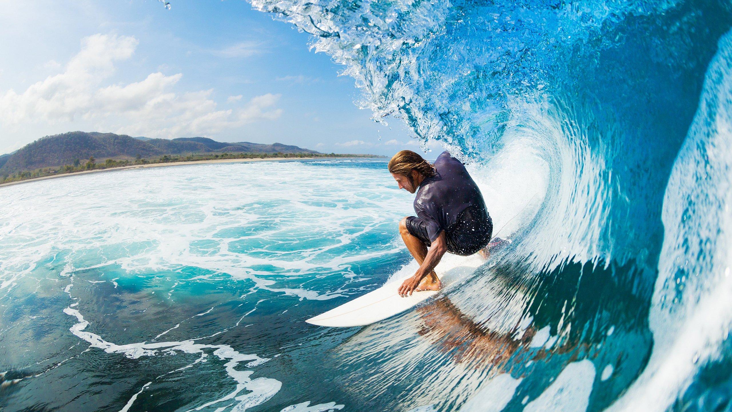 NBA季后赛激战正酣,勇士队逆转取胜,库里狂砍45分创纪录