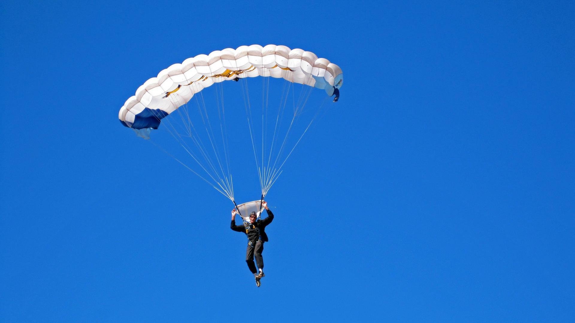 机器人竞赛掀起科技体育新热潮，全球战队角逐智能巅峰